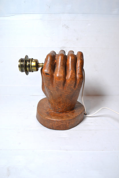 Applique main en bois sculpté