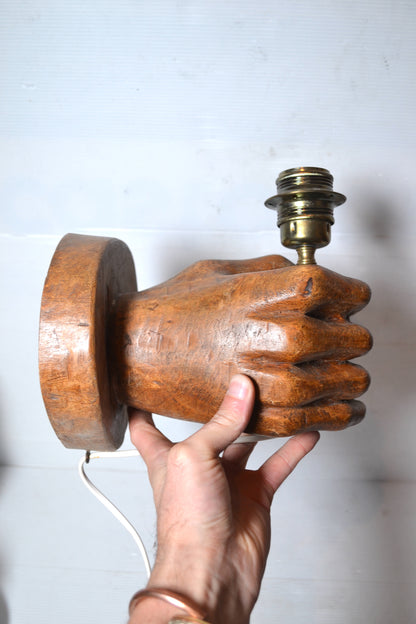 Applique main en bois sculpté