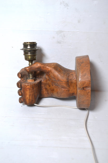 Applique main en bois sculpté