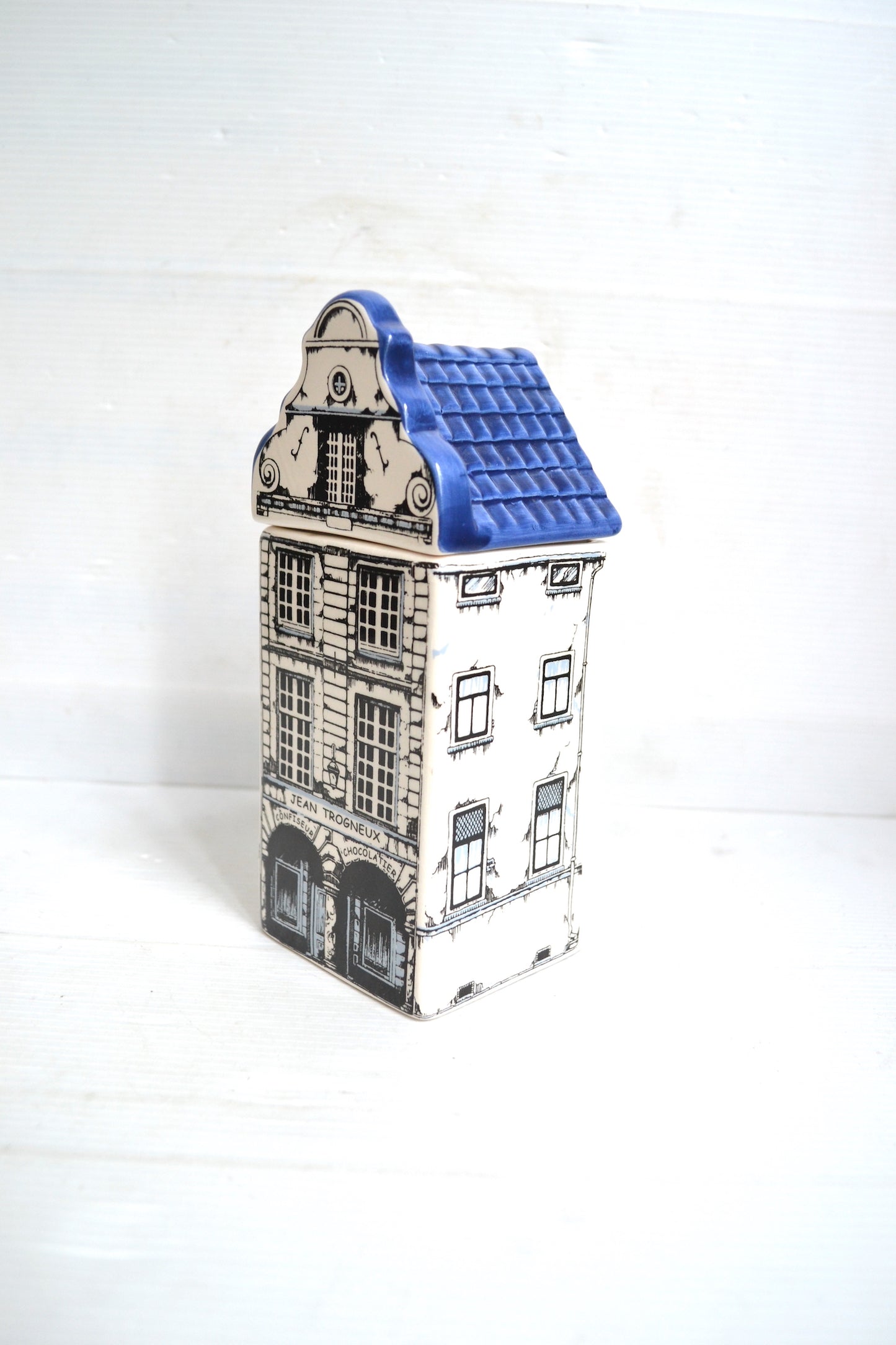 Boîte maison en céramique