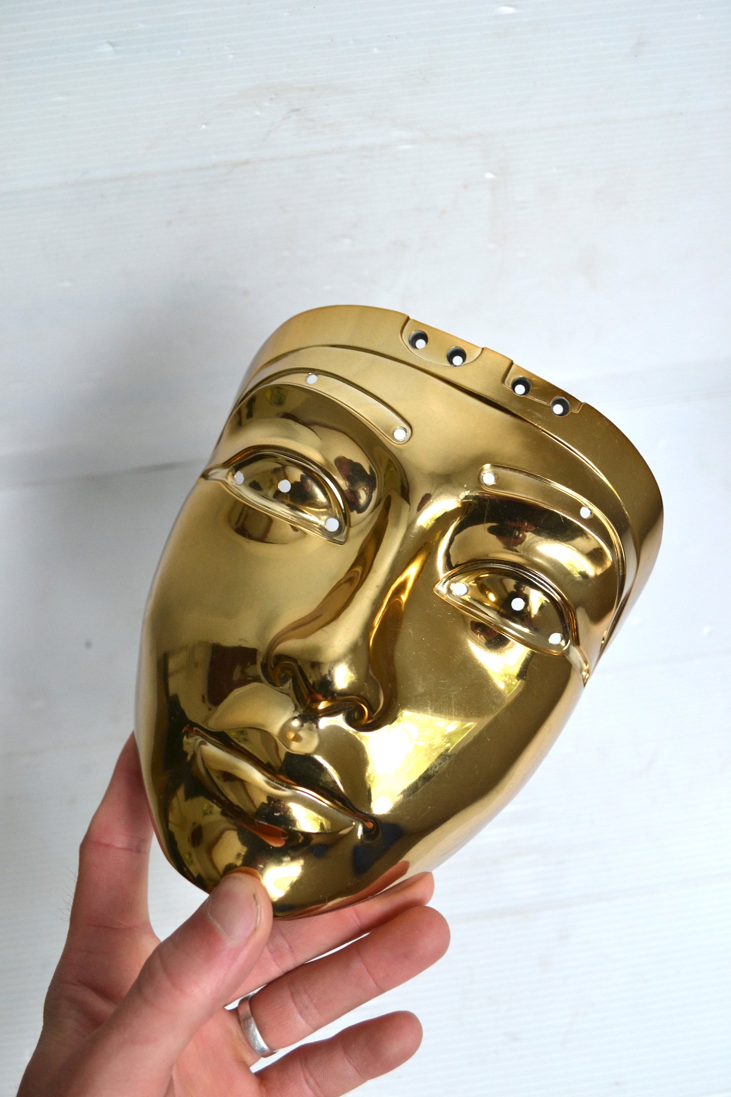 Masque en métal doré