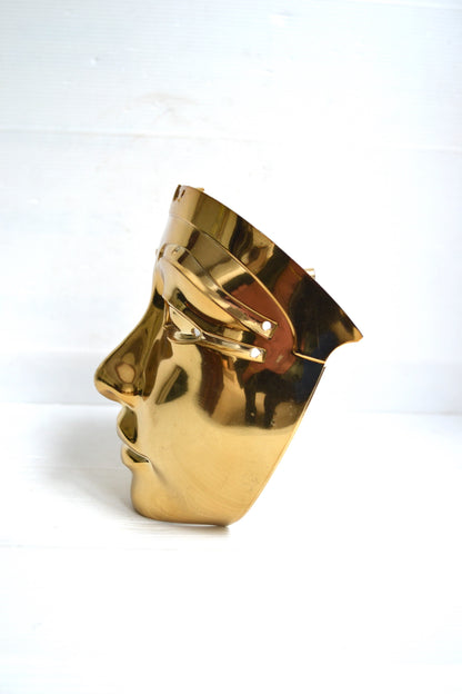 Masque en métal doré