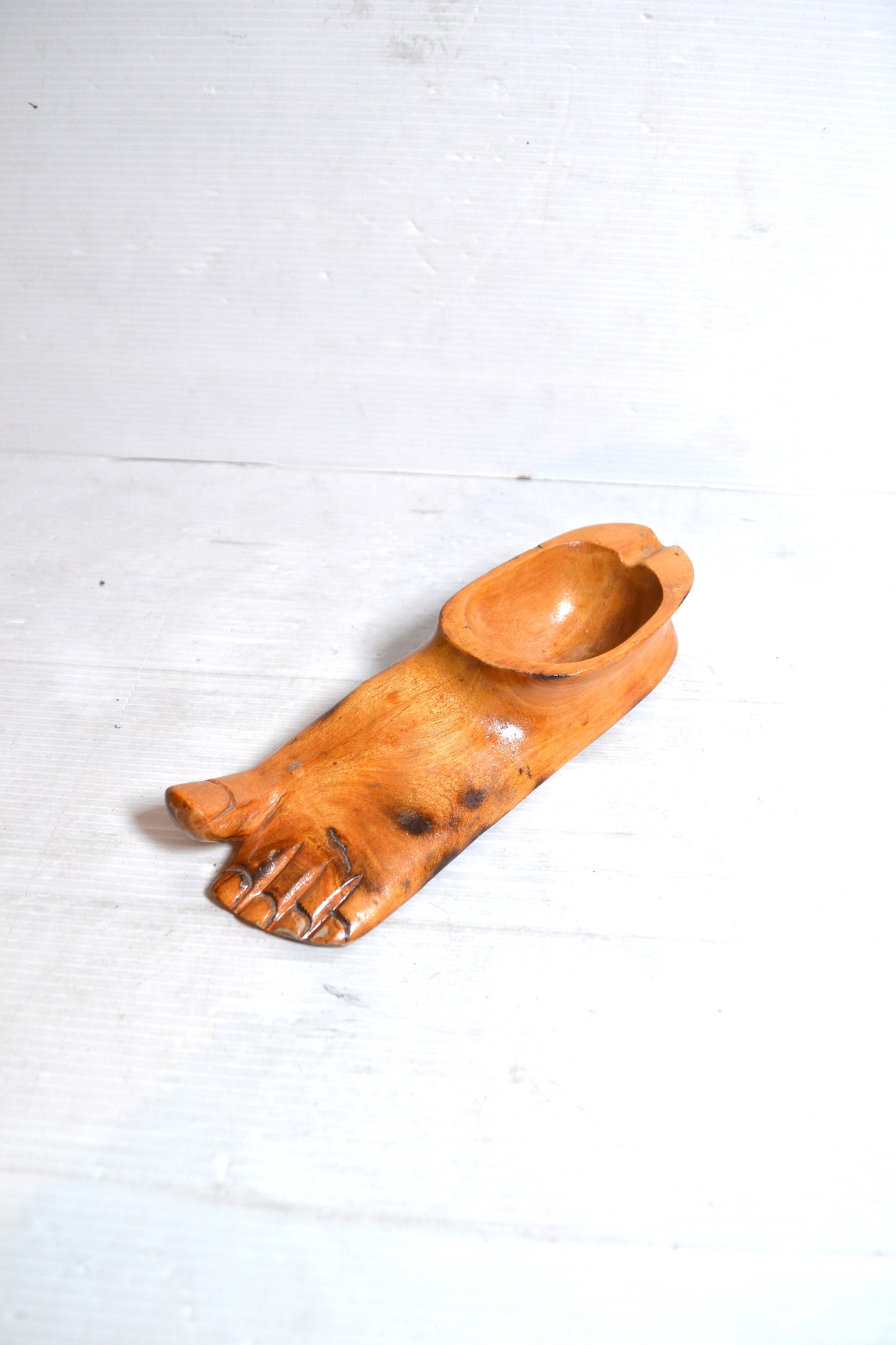 Pied en bois sculpté