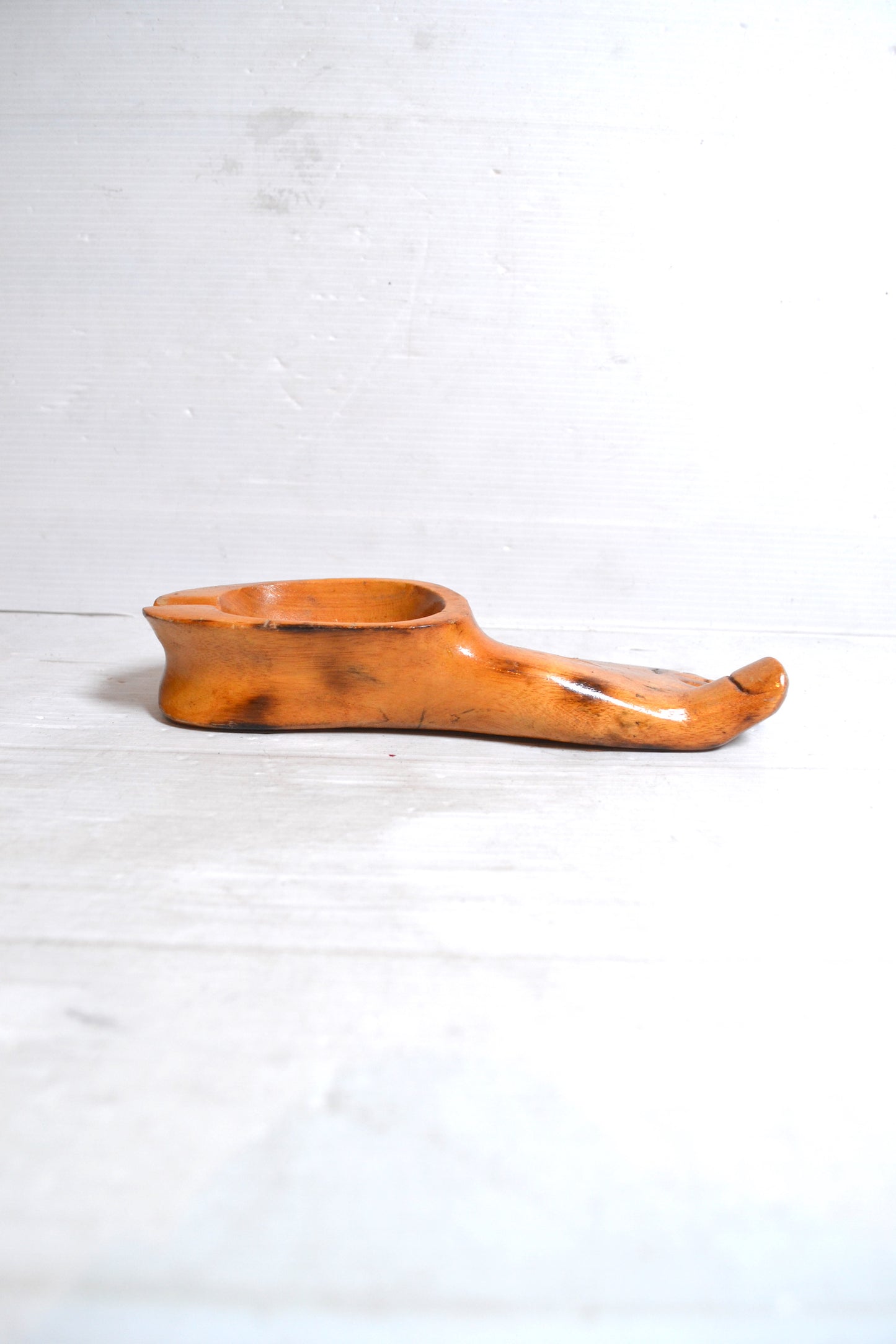 Pied en bois sculpté