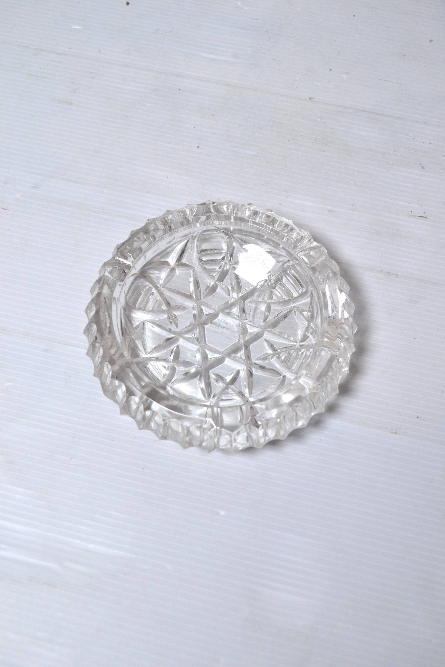 Ancien cendrier en verre ciselé