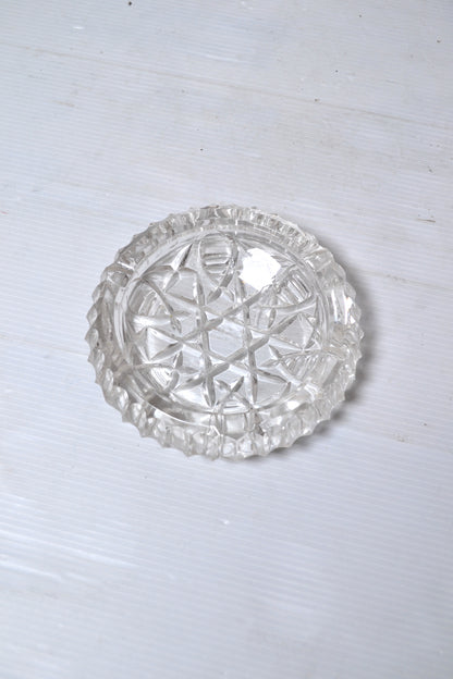 Ancien cendrier en verre ciselé
