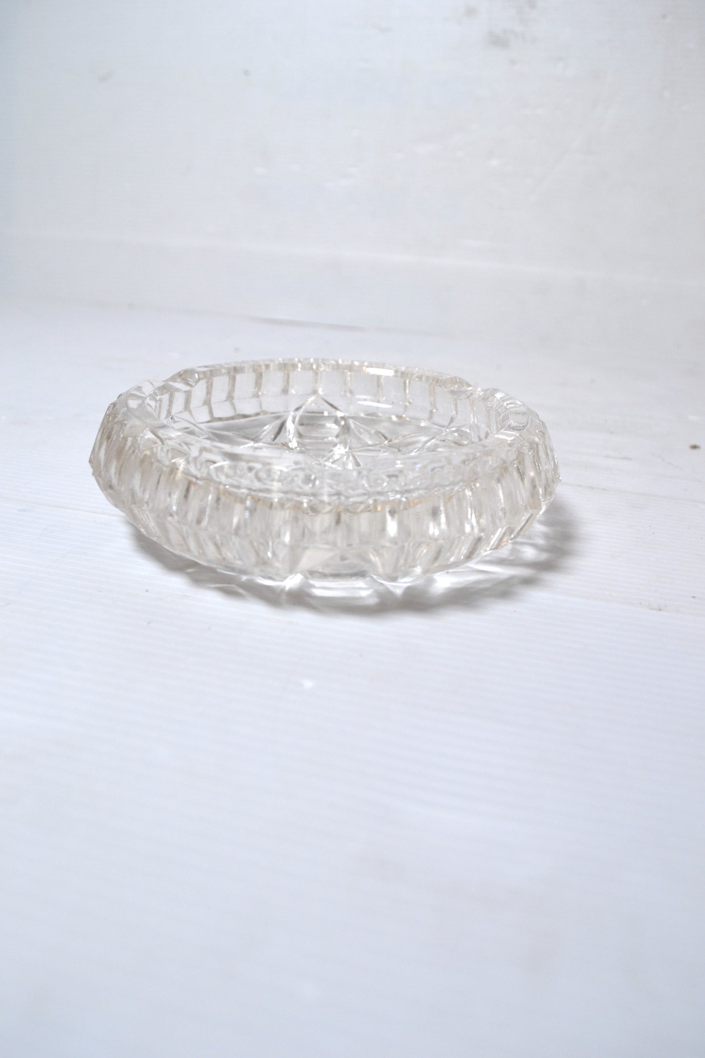 Ancien cendrier en verre ciselé