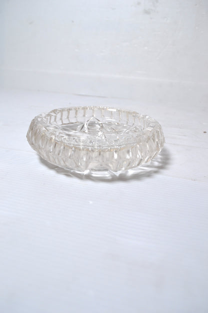 Ancien cendrier en verre ciselé