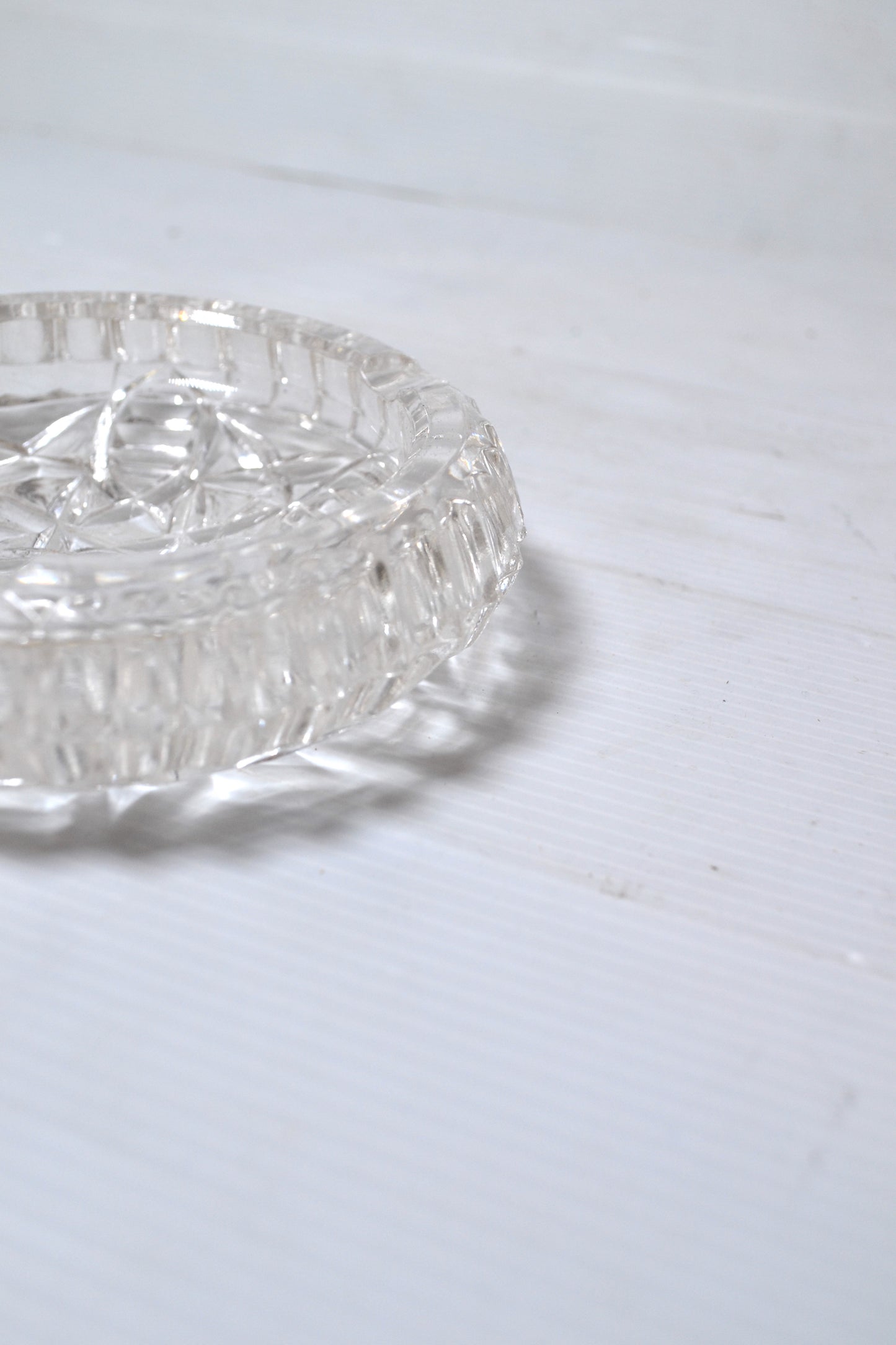Ancien cendrier en verre ciselé