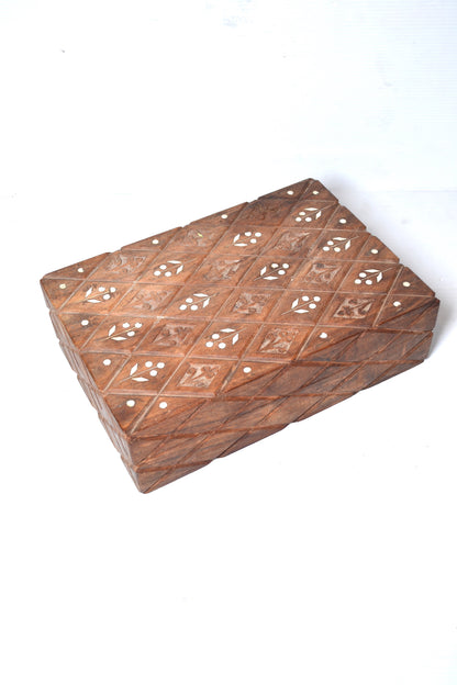 Boite en bois sculpté
