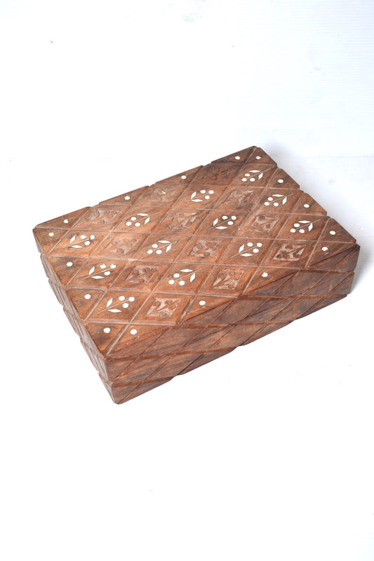 Boite en bois sculpté