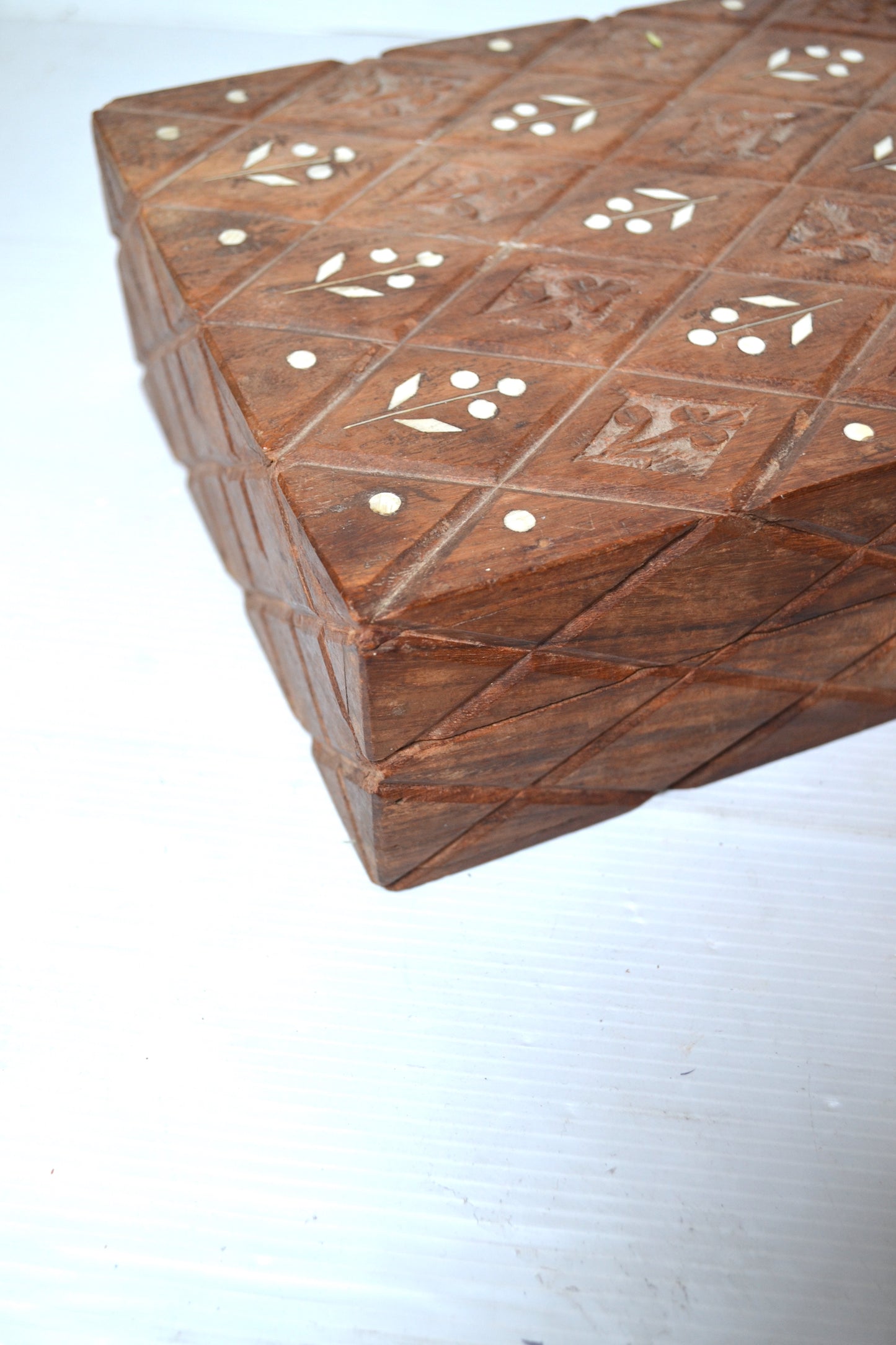 Boite en bois sculpté