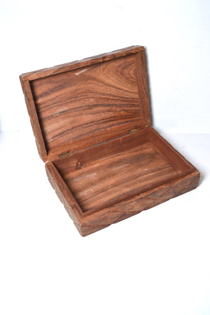 Boite en bois sculpté