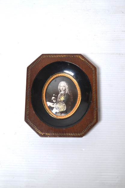 Portrait miniature sous verre bombé
