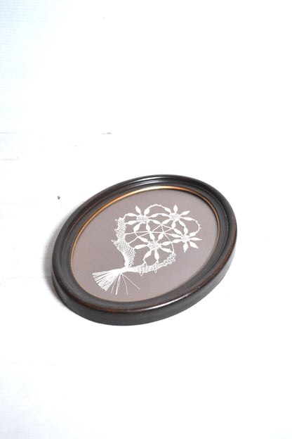 Cadre de fleurs brodées