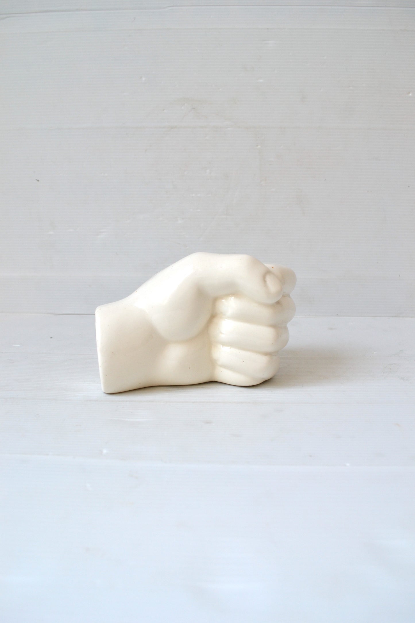 Poing en céramique