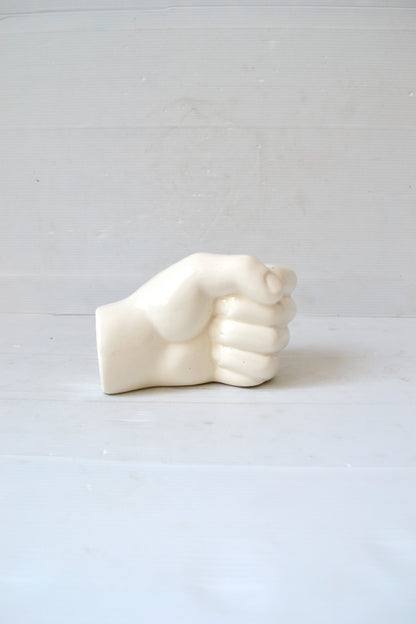 Poing en céramique