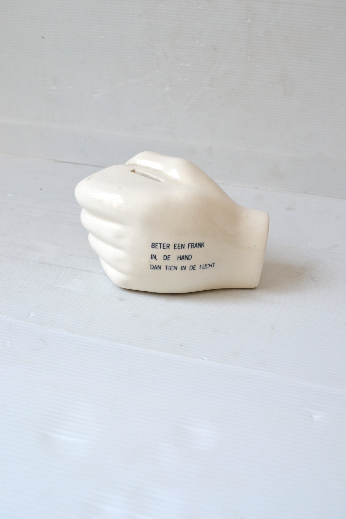 Poing en céramique