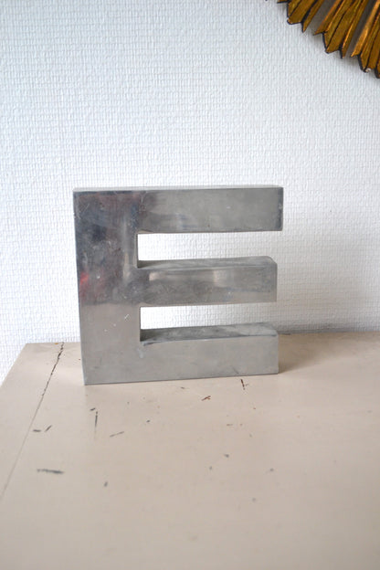 Lettre E