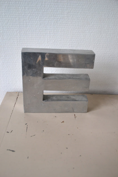Lettre E