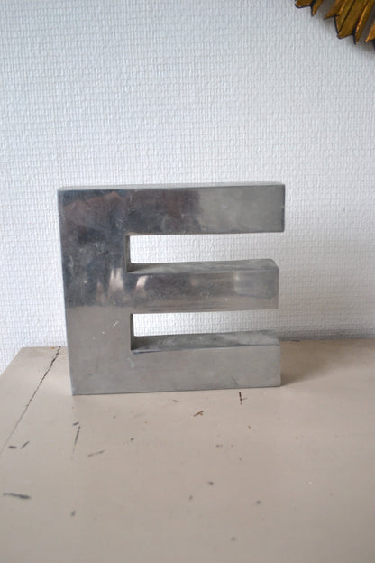 Lettre E