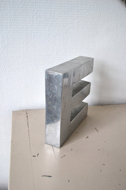Lettre E