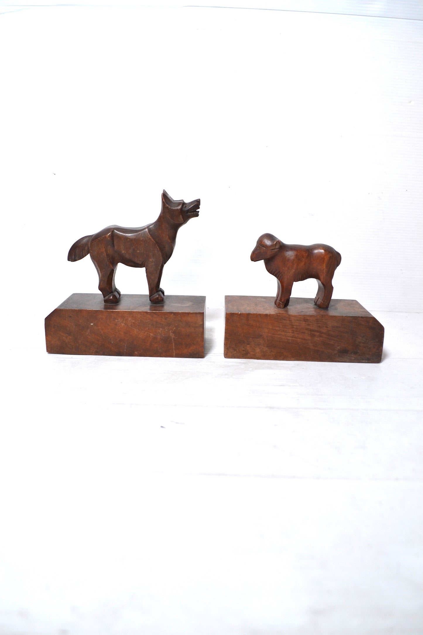 Anciens serre-livres en bois sculpté