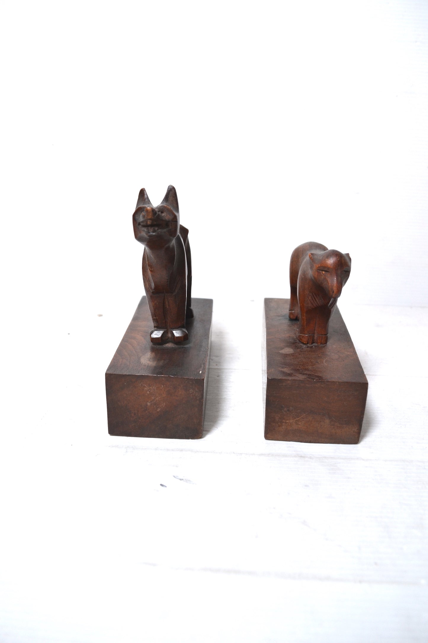 Anciens serre-livres en bois sculpté