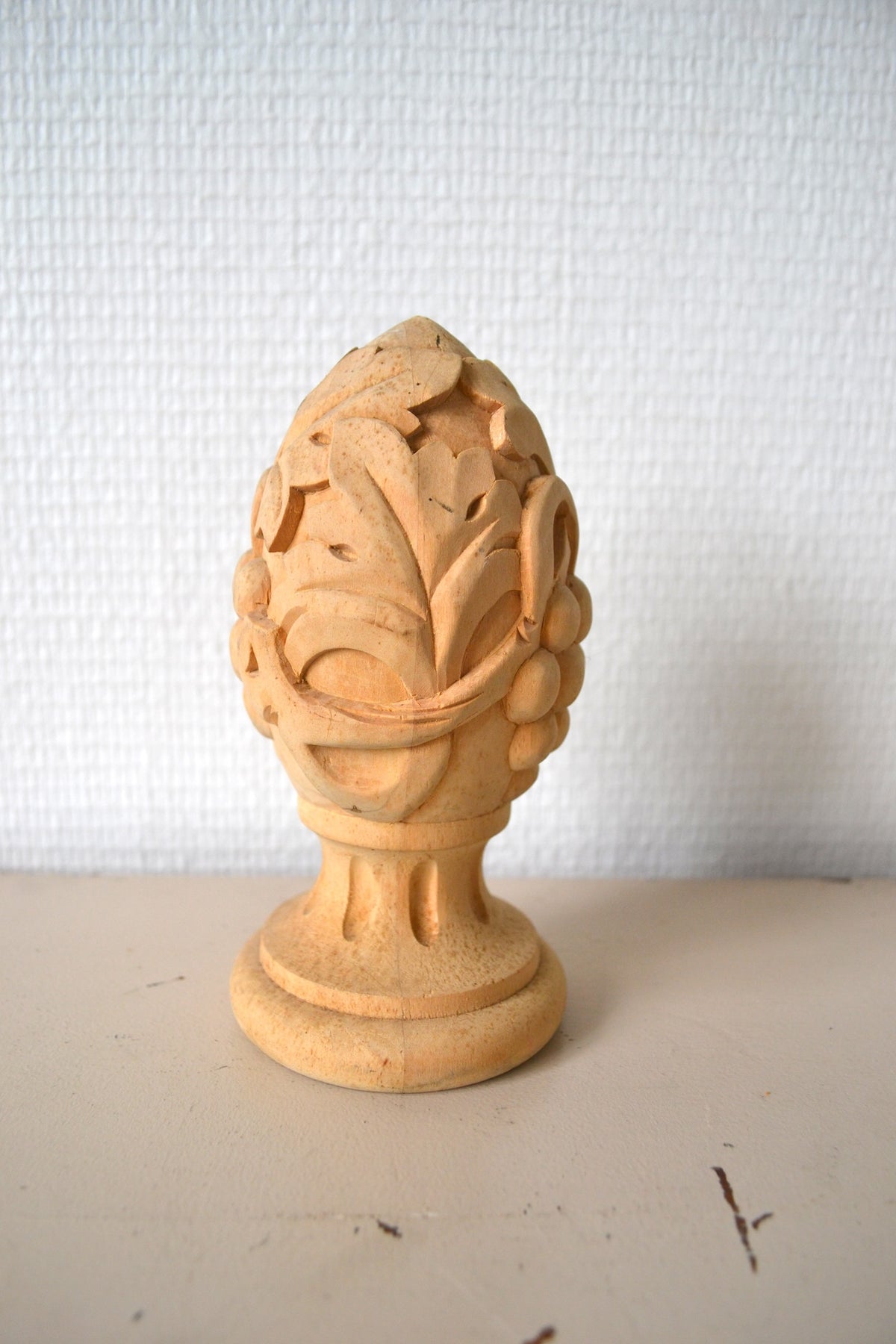 Pomme de pin en bois sculpté