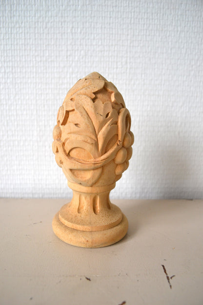 Pomme de pin en bois sculpté