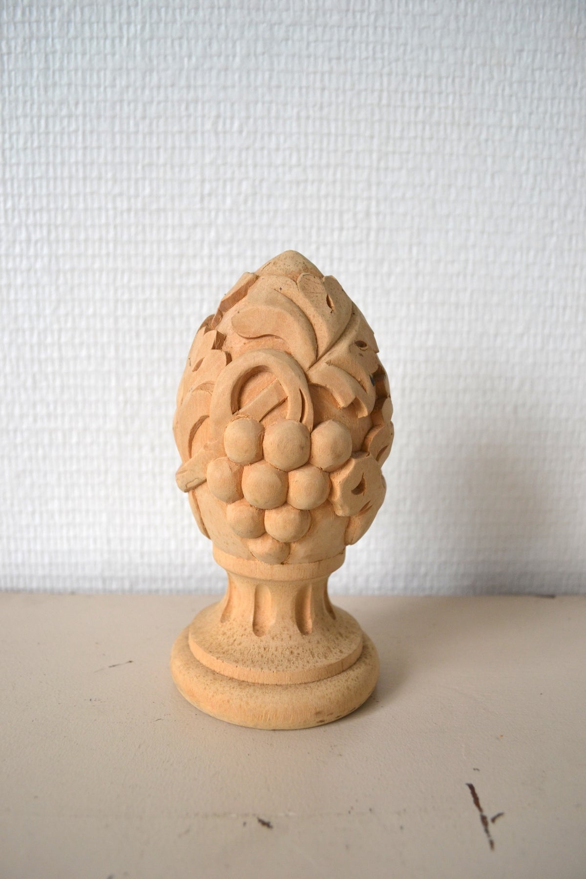 Pomme de pin en bois sculpté