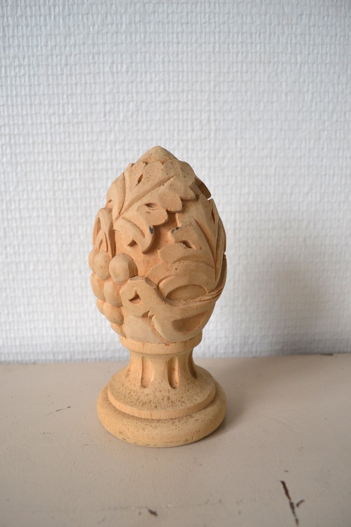 Pomme de pin en bois sculpté