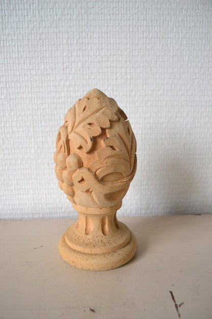 Pomme de pin en bois sculpté