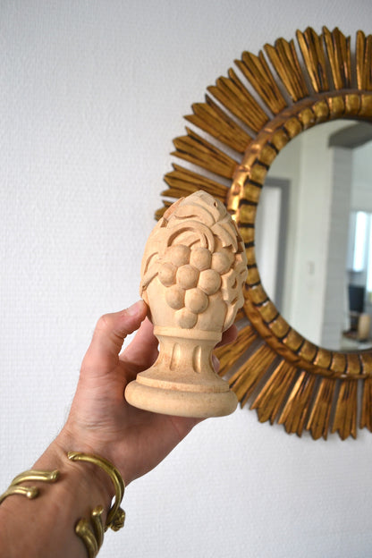 Pomme de pin en bois sculpté