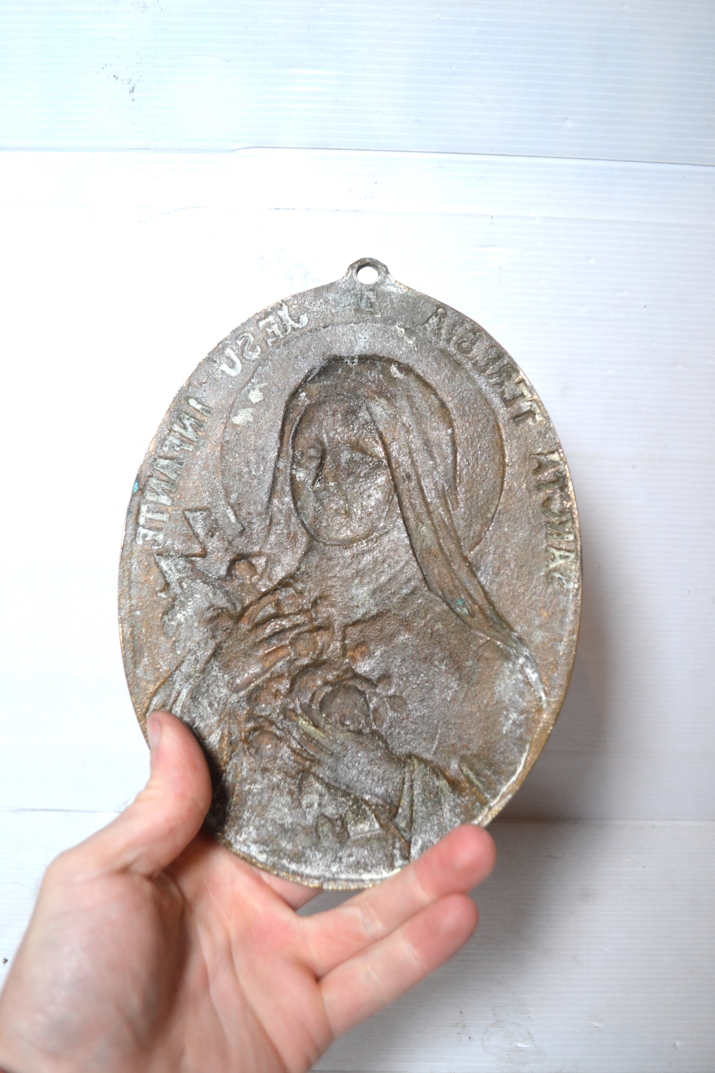 Ancienne plaque religieuse dorée Sainte-Thérèse