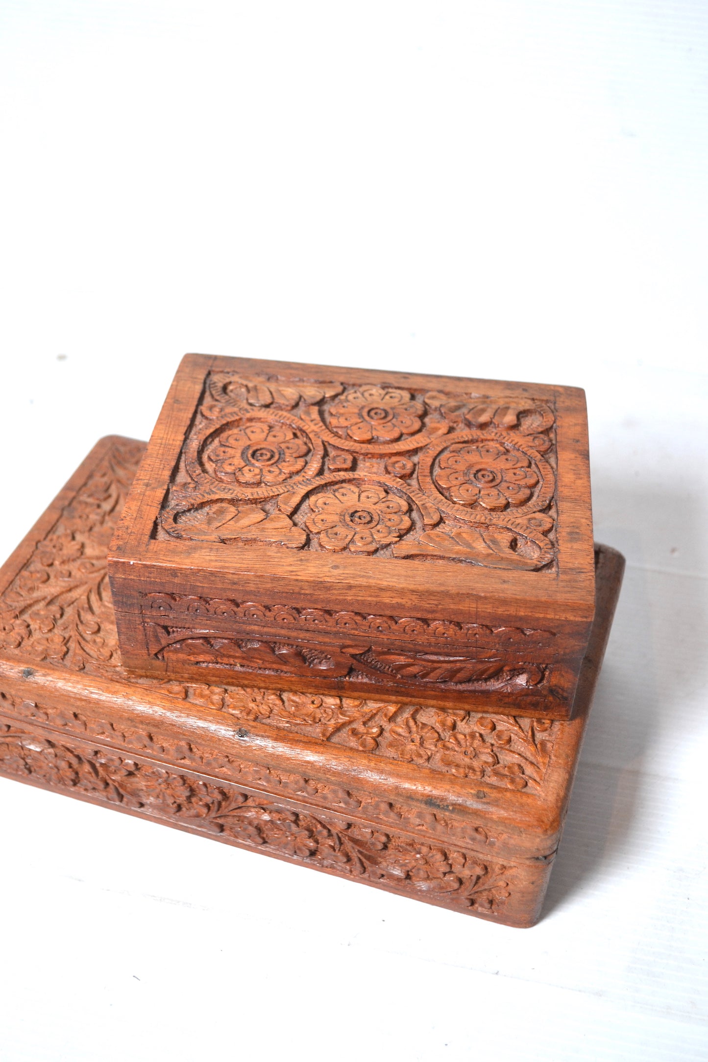 Boîte en bois sculpté