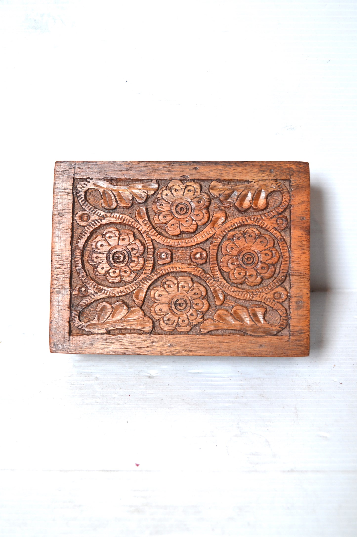 Boîte en bois sculpté