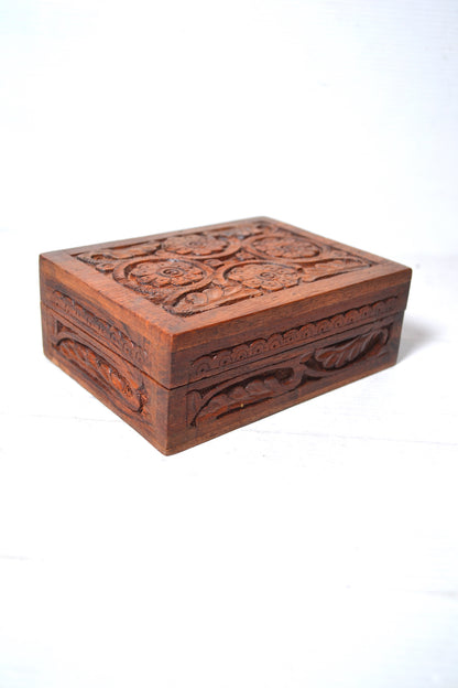Boîte en bois sculpté