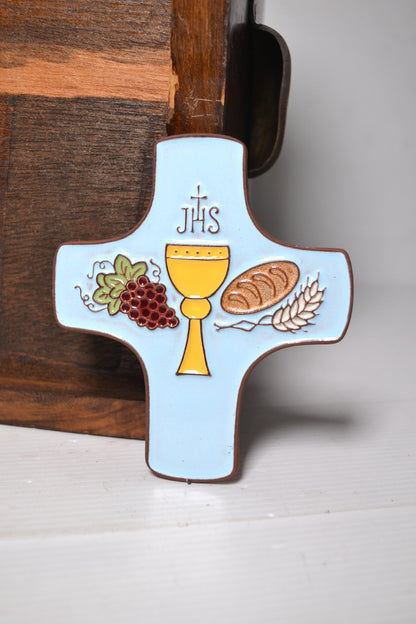 Petit crucifix en céramique bleu pastel