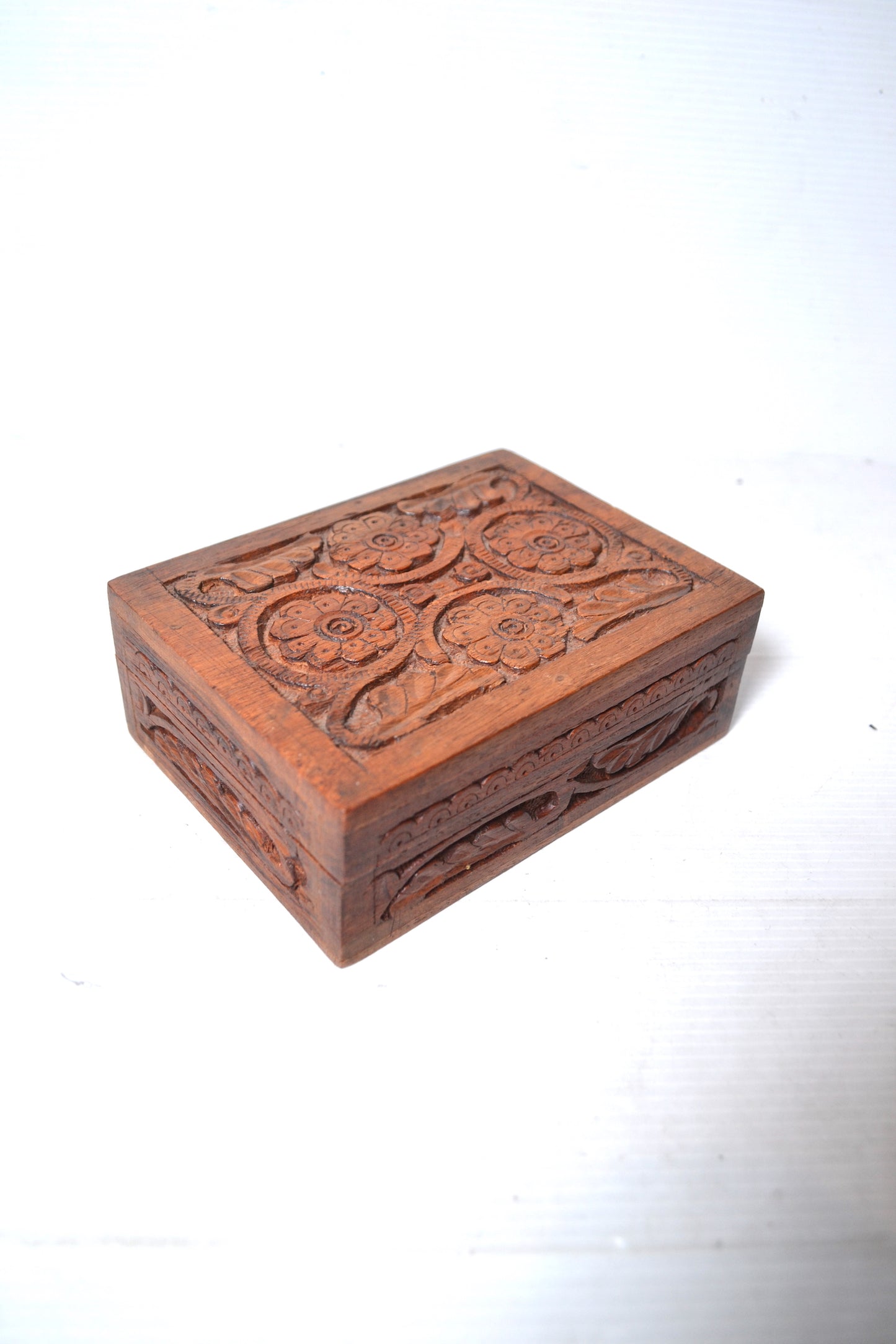 Boîte en bois sculpté