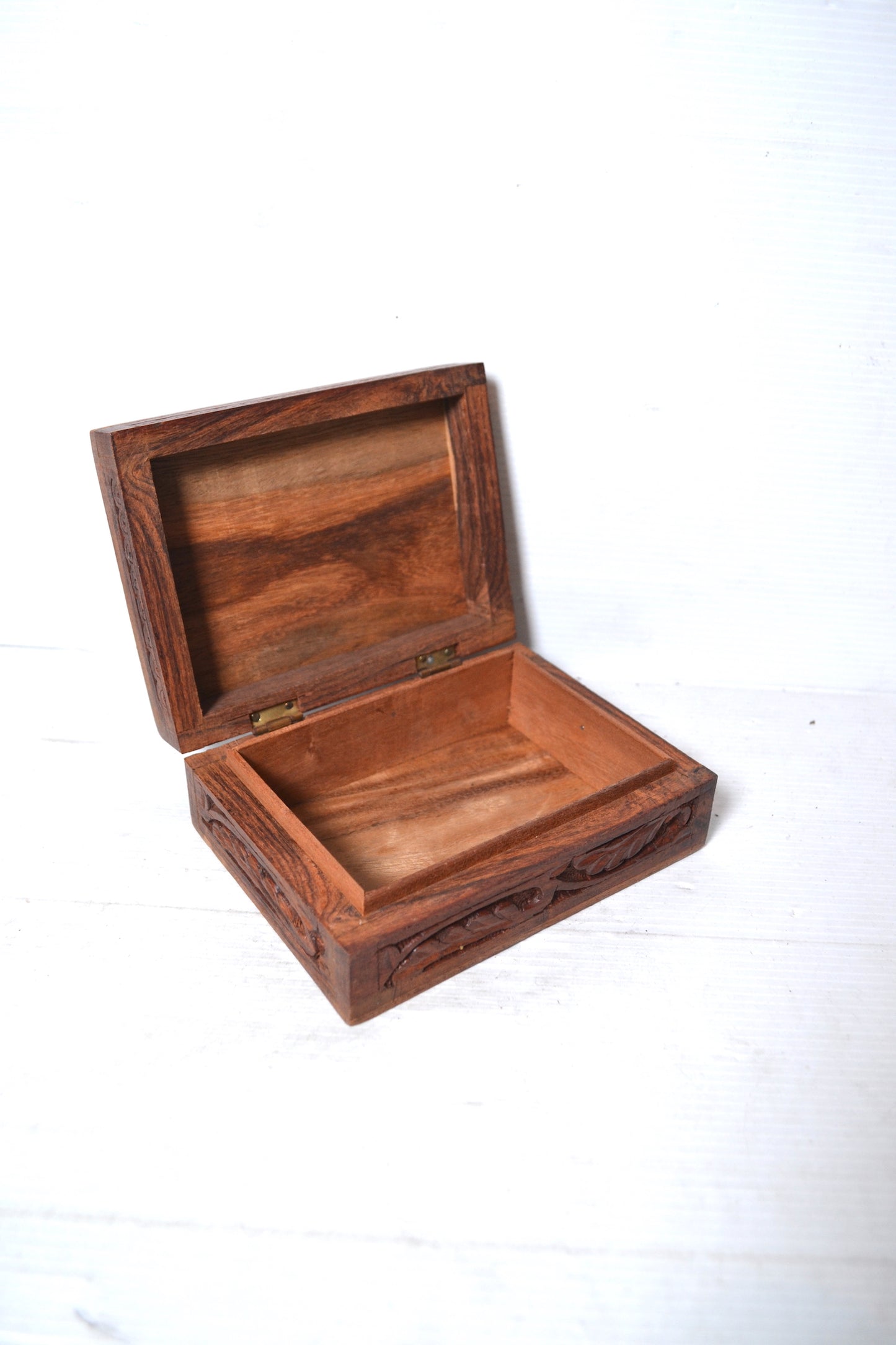 Boîte en bois sculpté