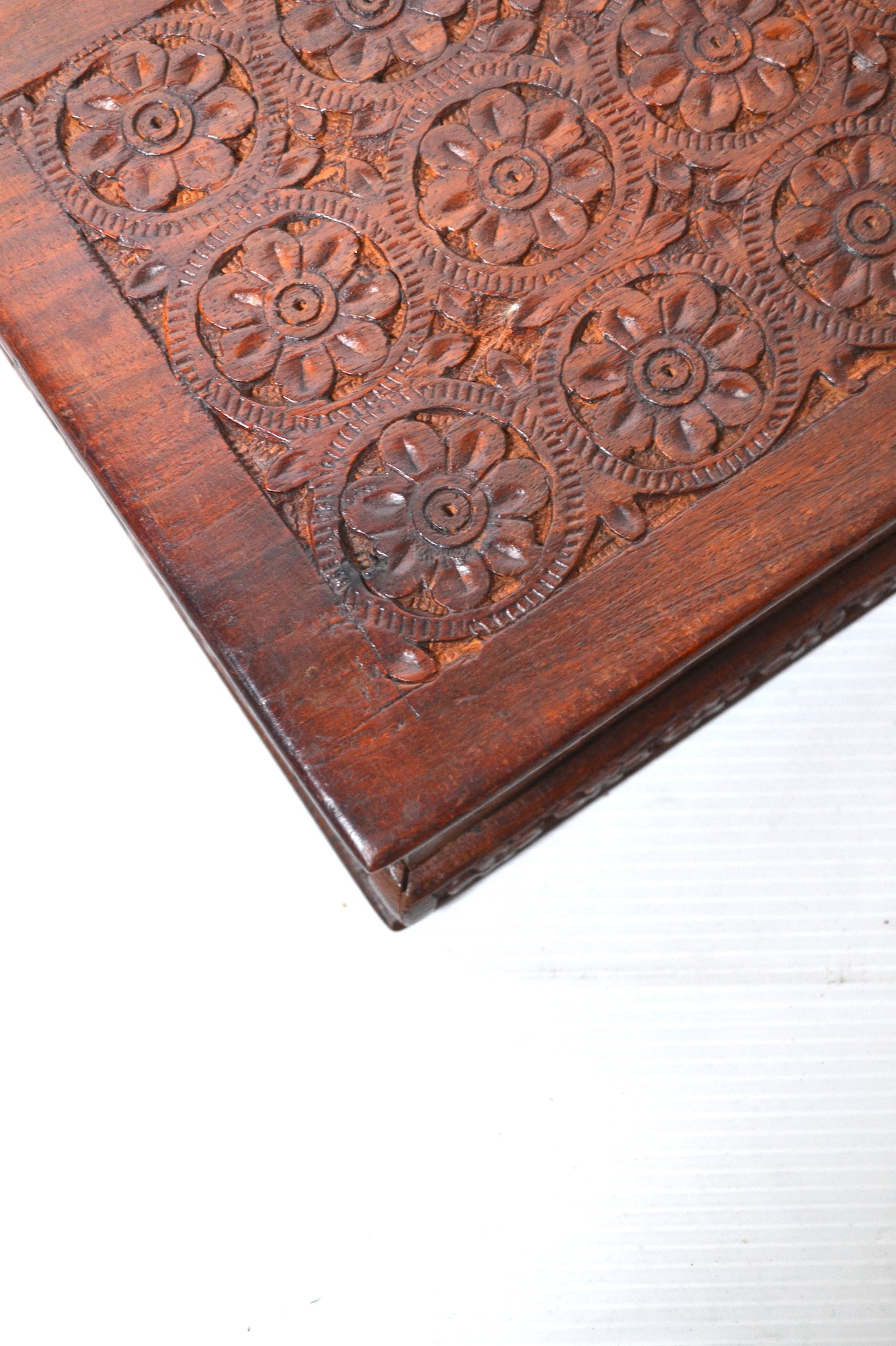 Boite en bois sculpté