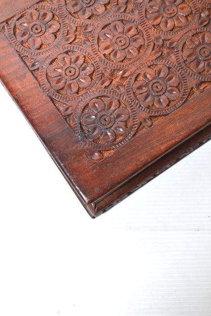 Boite en bois sculpté