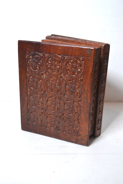 Boite en bois sculpté