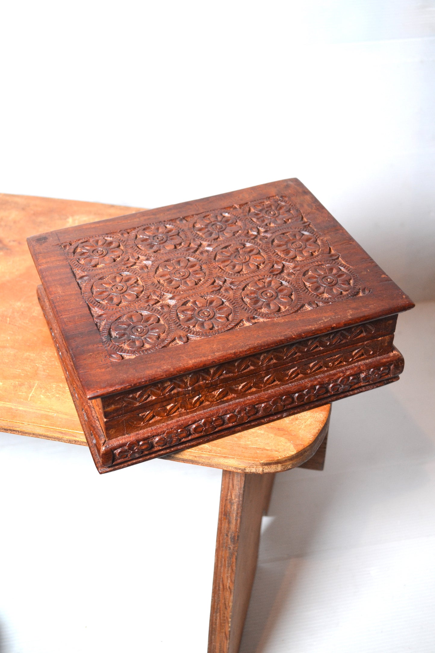 Boite en bois sculpté