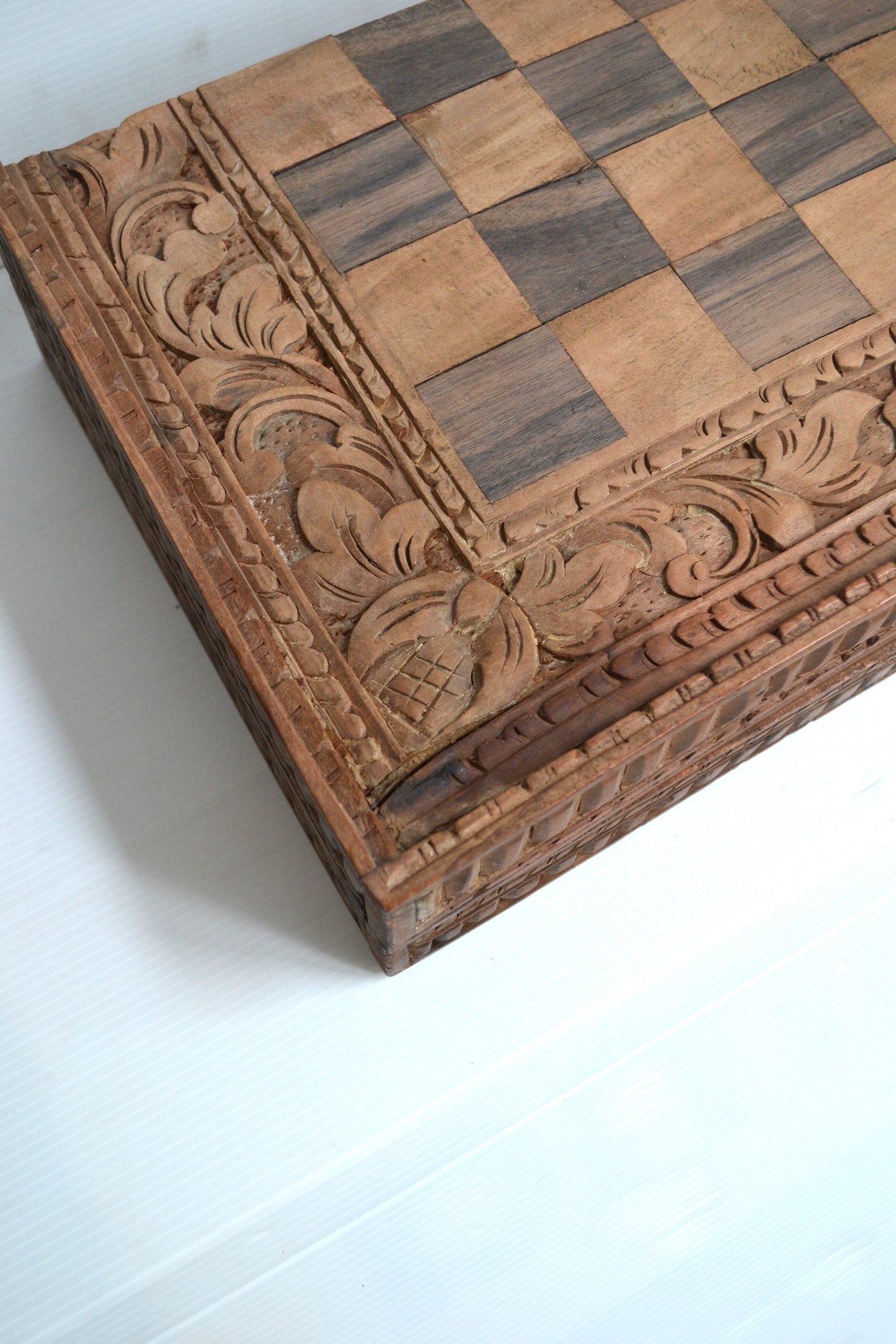 Échiquier pliant en bois sculpté d'Indonésie