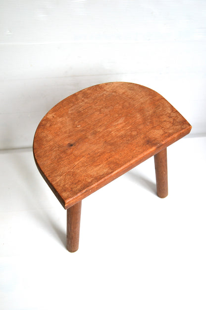 Tabouret tripode demi-lune
