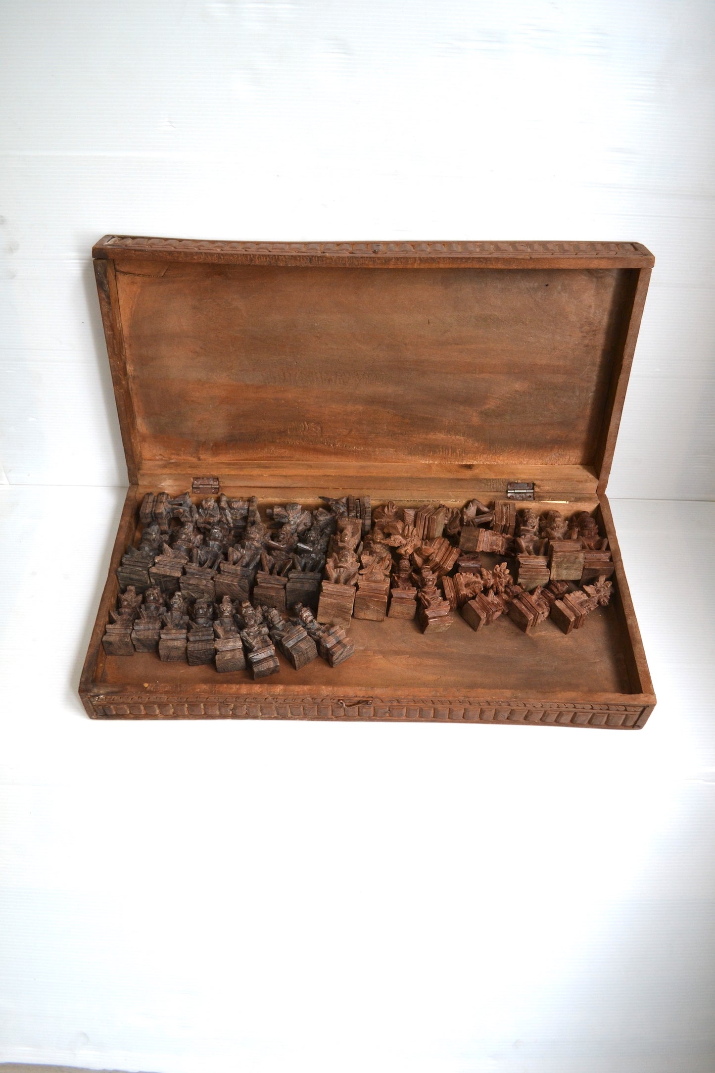 Échiquier pliant en bois sculpté d'Indonésie