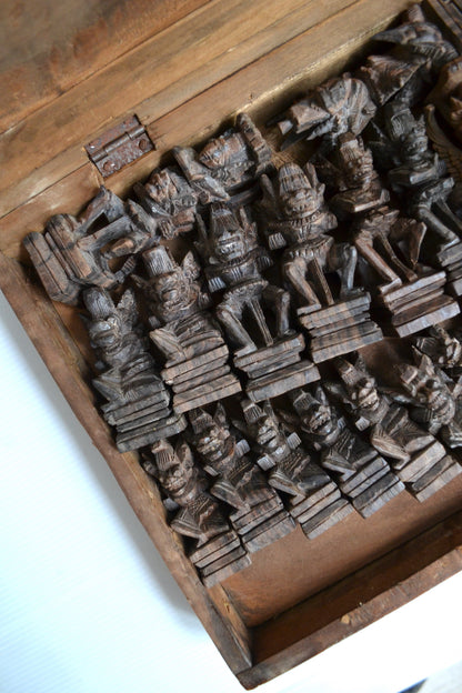 Échiquier pliant en bois sculpté d'Indonésie