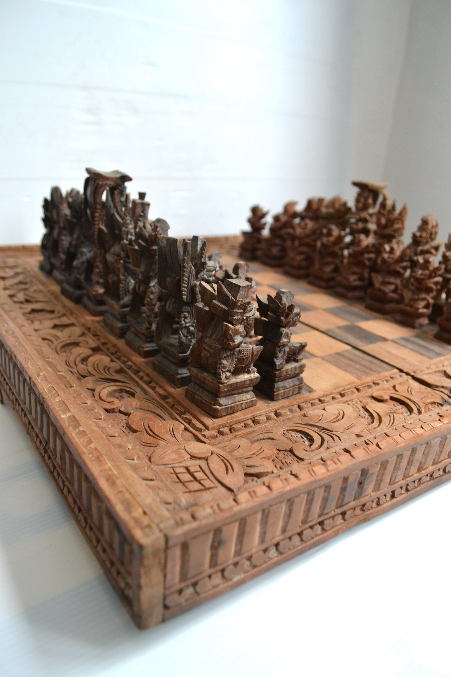 Échiquier pliant en bois sculpté d'Indonésie